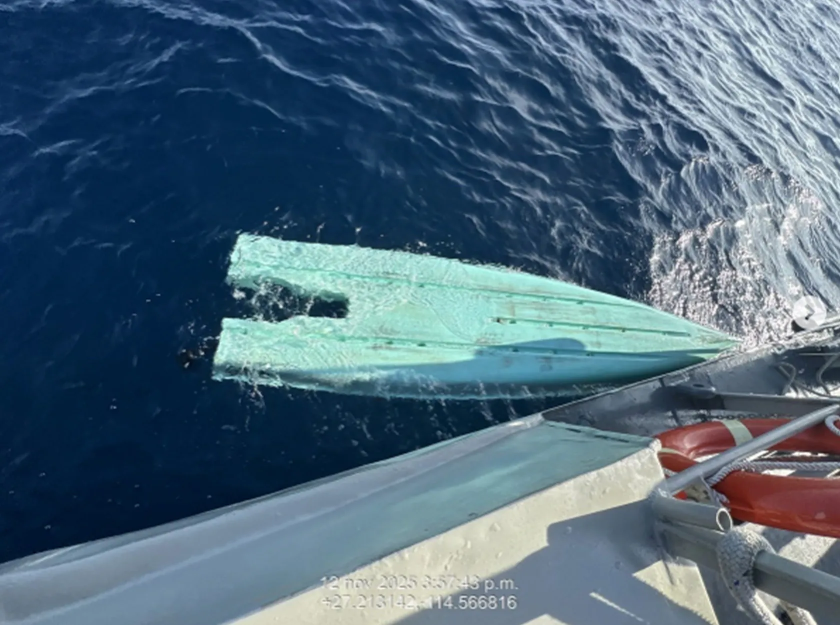 Un skiff solo sans pilote qui a été retrouvé à la dérive par les chercheurs.
