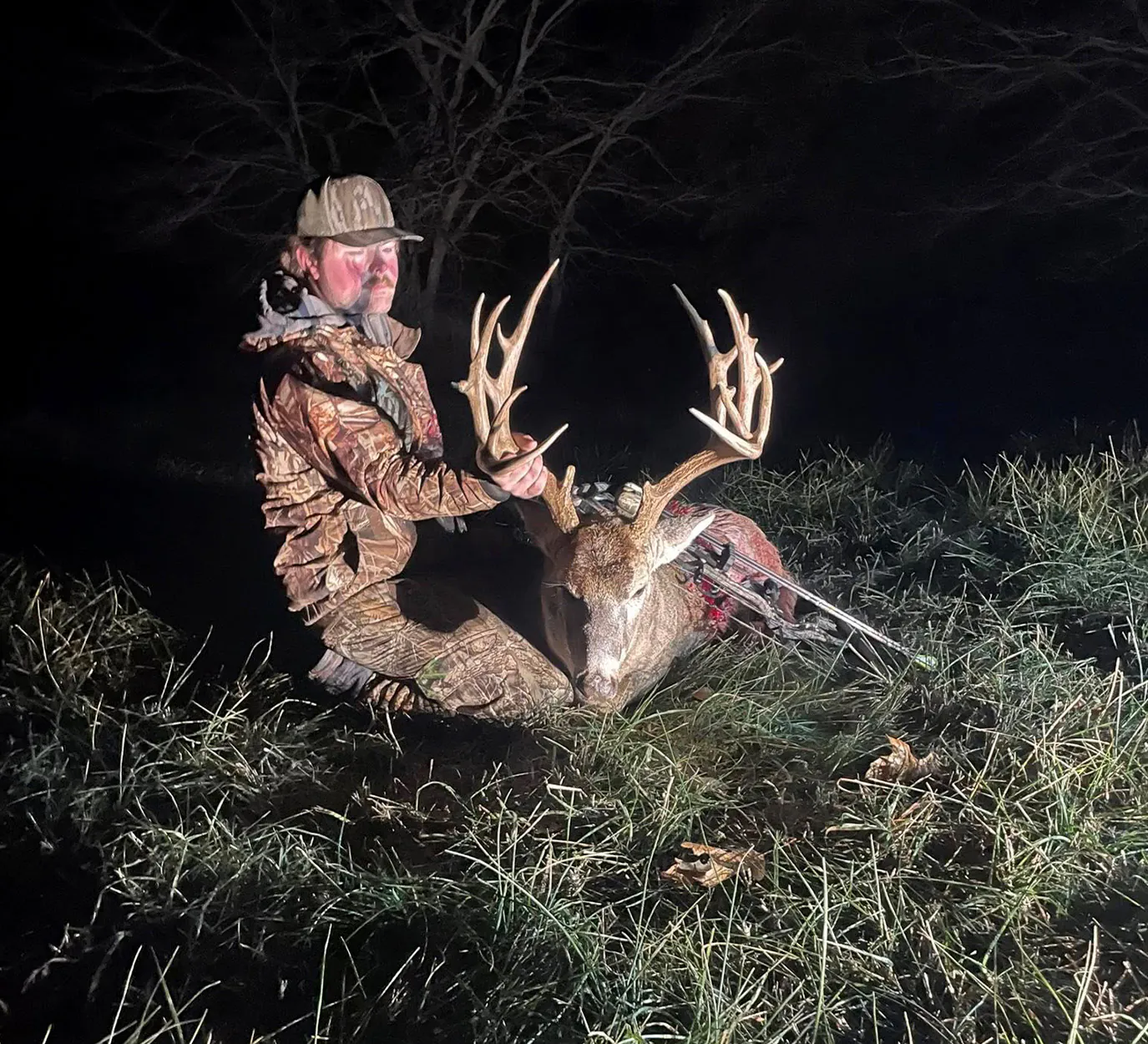 Un chasseur à l'arc admire un gros mâle du Missouri.