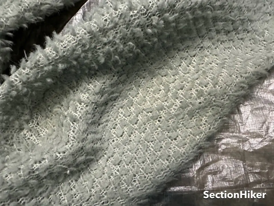 Polartec Alpha a une texture gazeuse poreuse qui est hautement respirante mais également très efficace pour emprisonner la chaleur,