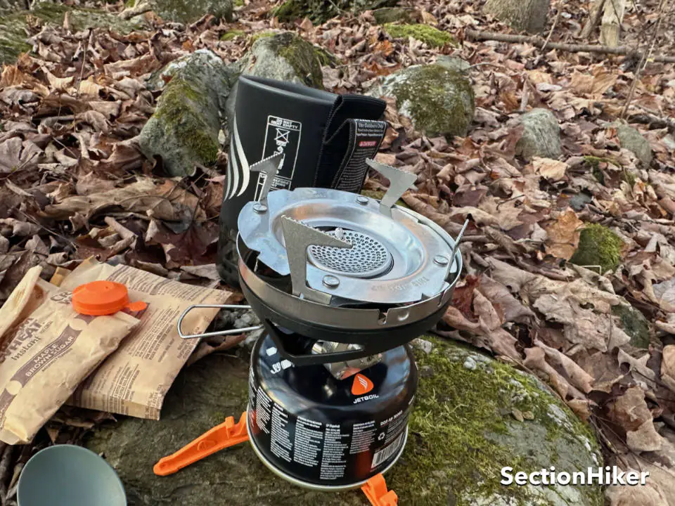 Le MicroMo est livré avec un support de cuisinière en option qui se verrouille sur la tête du brûleur et vous permet de cuisiner sur une casserole différente comme une poêle à frire. La plupart des gens le laissent à la maison.