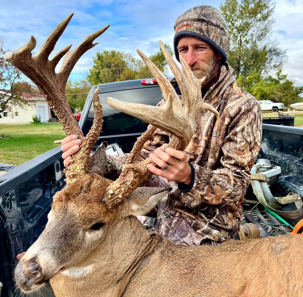 Un chasseur du Kansas avec beaucoup d'argent dans un camion.