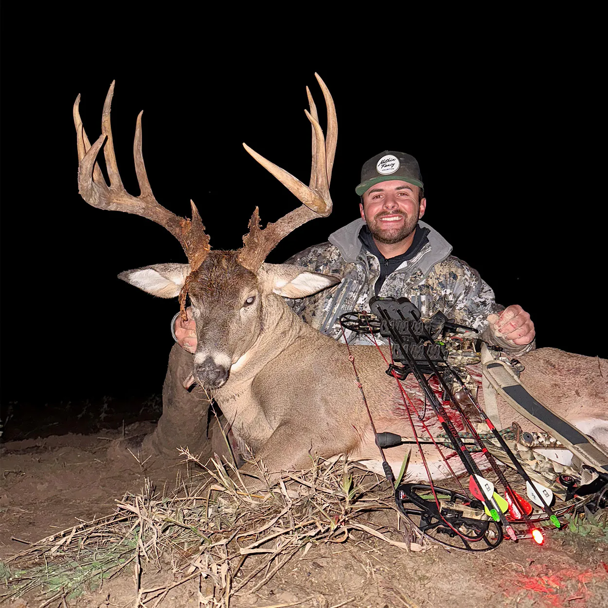 Un chasseur avec un gros mâle du Missouri.