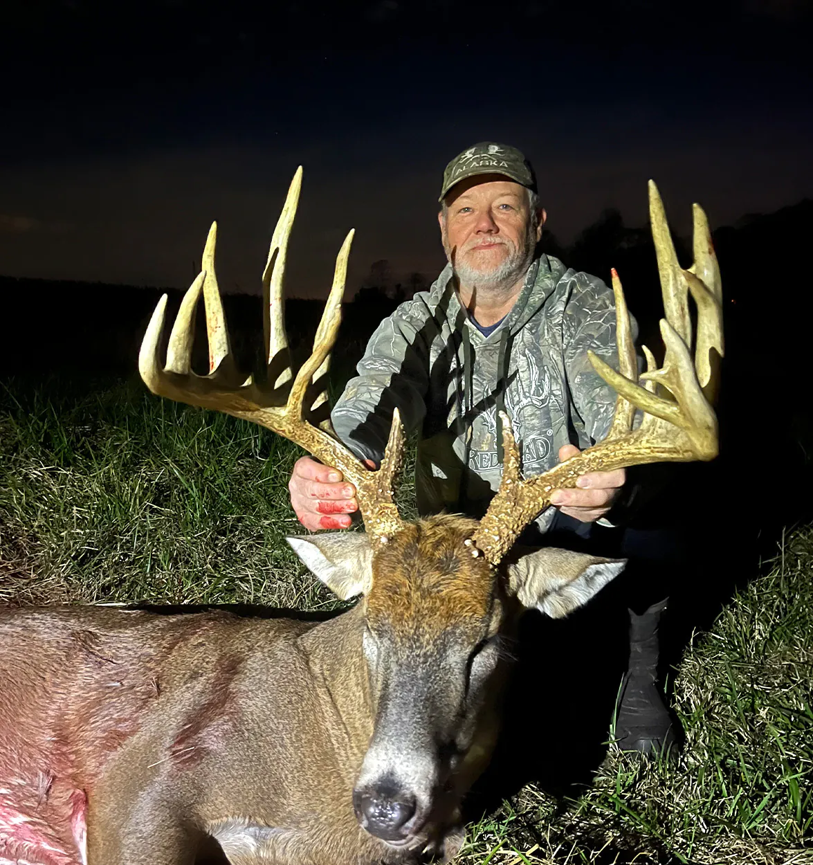 Un chasseur de l'Ohio avec un gros mâle de 18 points.