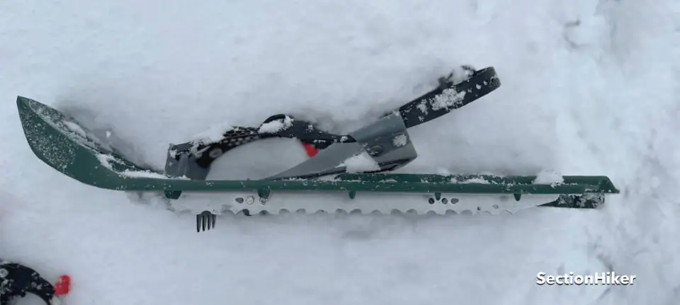 L'Evo Trail possède les mêmes crampons avant et rails de traction latéraux que la raquette à neige MSR Evo Ascent, plus chère.