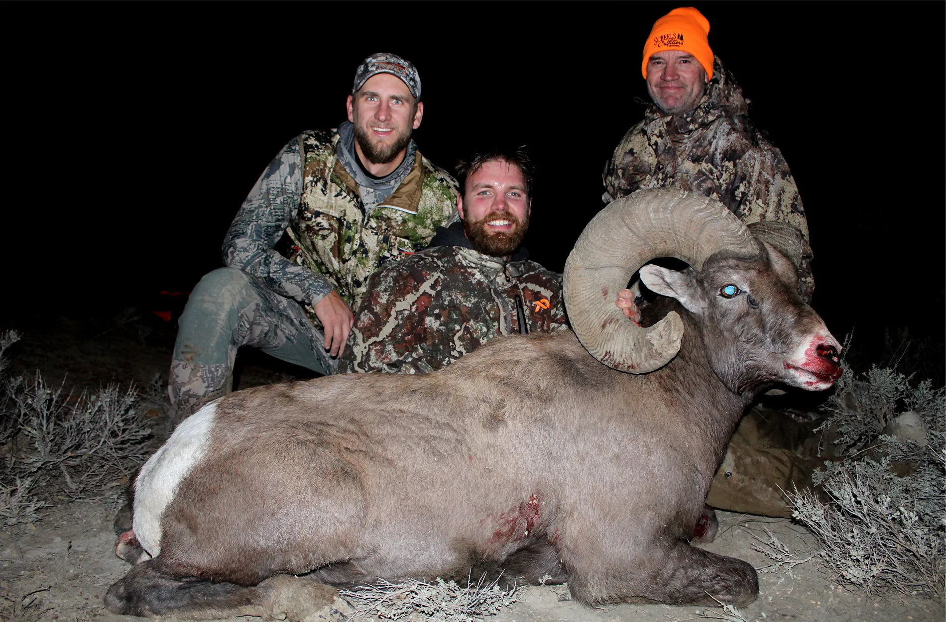 Trois chasseurs avec un bélier en attente de record d'État.