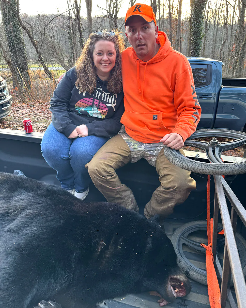 Un chasseur et sa femme avec un gros ours noir.