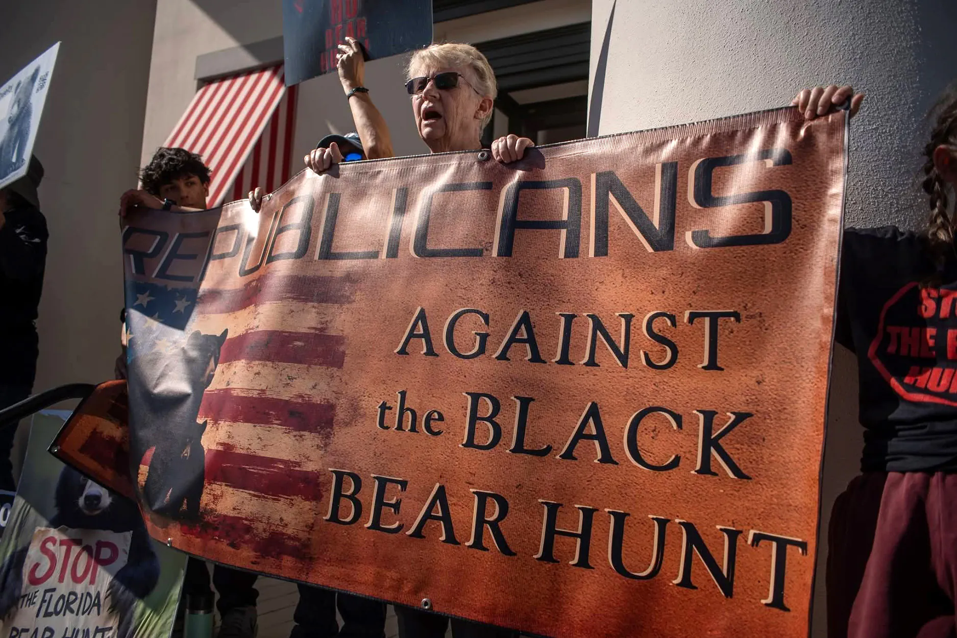 Un activiste proteste contre la chasse à l'ours en Floride.