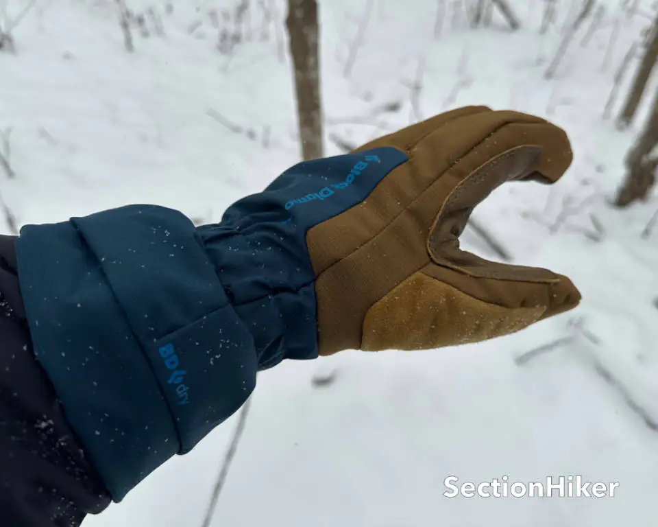De longs gants de poignet scellent l'espace entre la veste et le gant pour retenir la chaleur.
