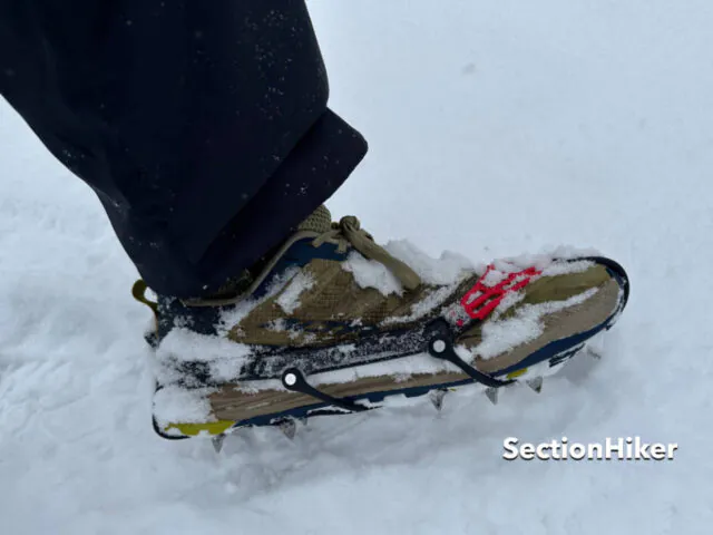 La fixation en élastomère épouse la chaussure sans la serrer inconfortablement.