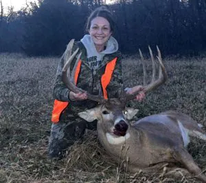 «J'espère que mon bébé grandira pour devenir un chasseur de cerfs.» Une femme enceinte tire sur un mâle de classe 190 le dernier jour de la saison