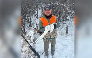 Un chasseur du Dakota du Nord met en sac un faisan rare et blanc comme neige lors d'une glaciale journée d'hiver