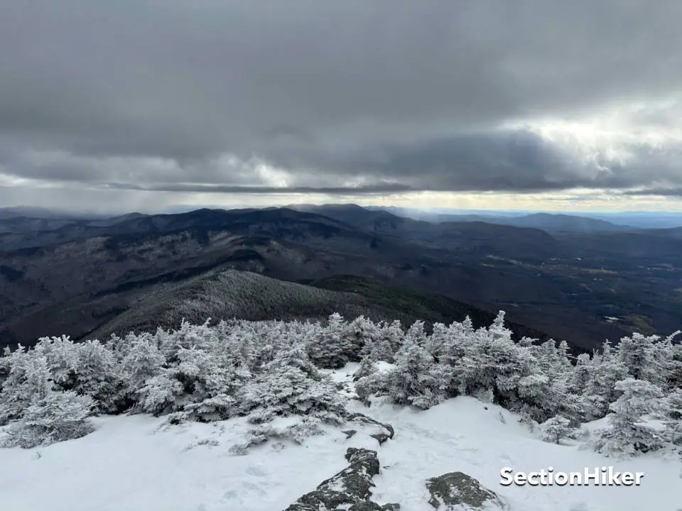En regardant vers le nord le long du Long Trail depuis le sommet du mont Abraham