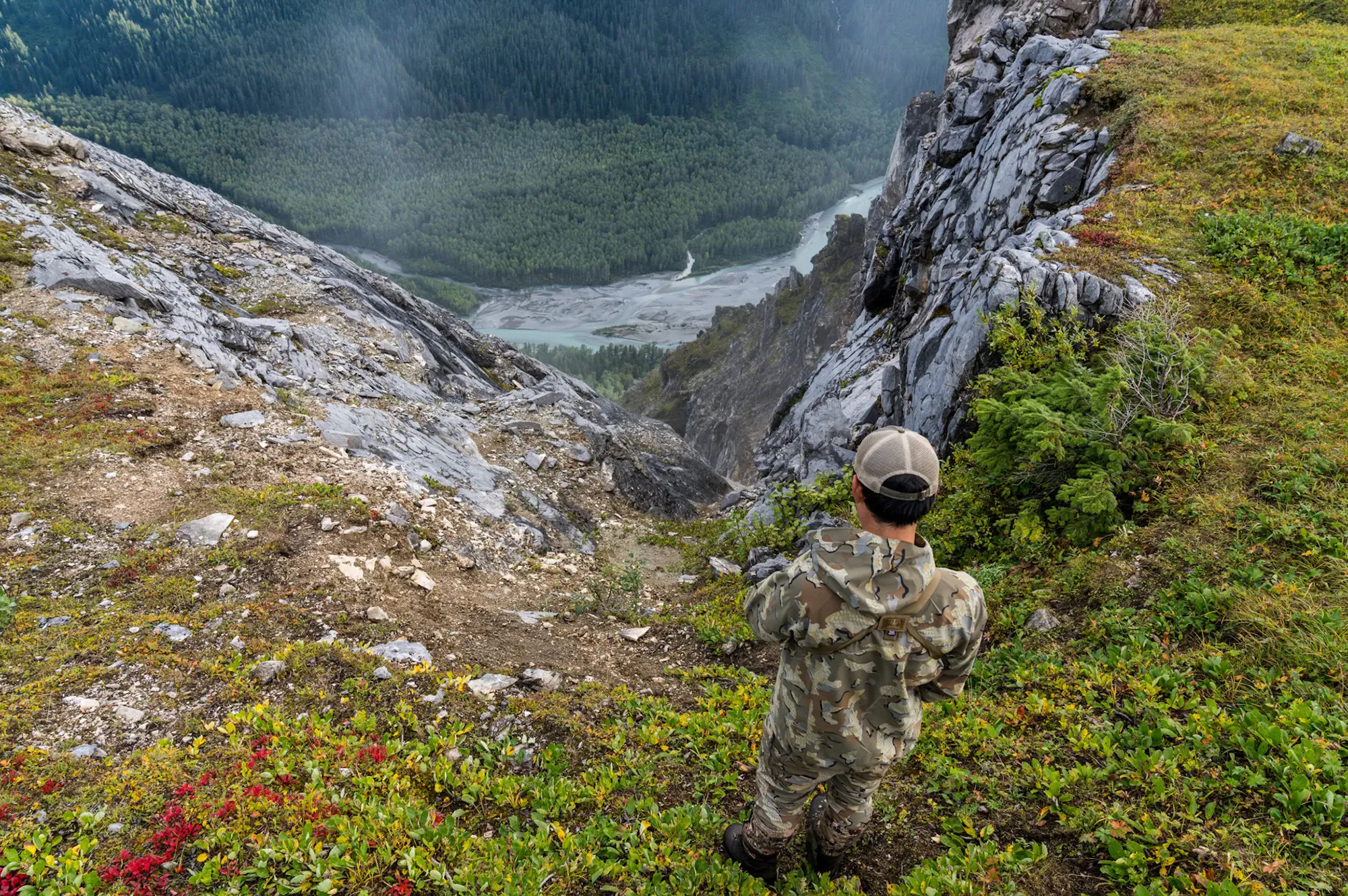 Un chasseur portant du kuiu regarde un ravin
