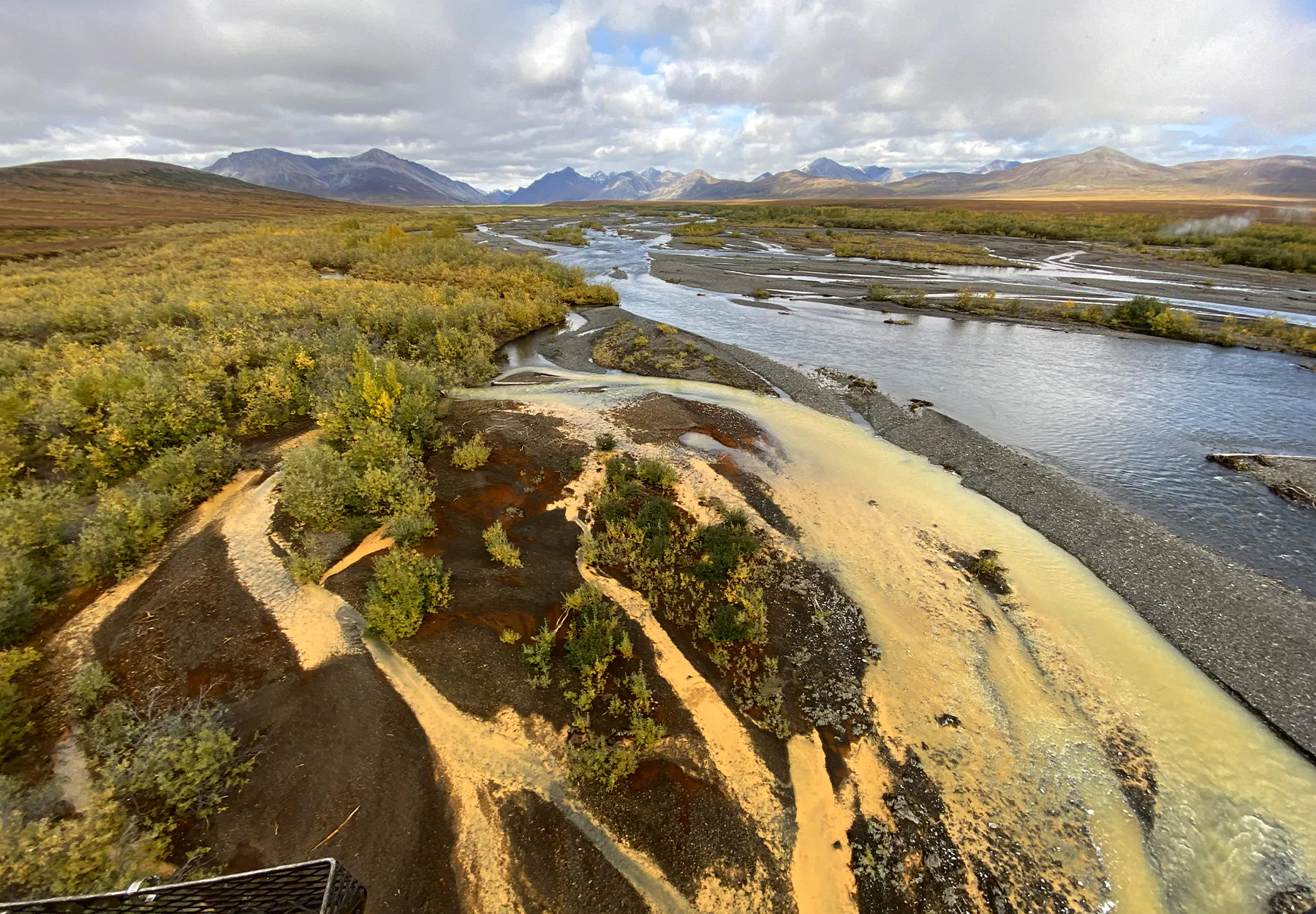 Une rivière d'Alaska est orange à cause de la pollution.