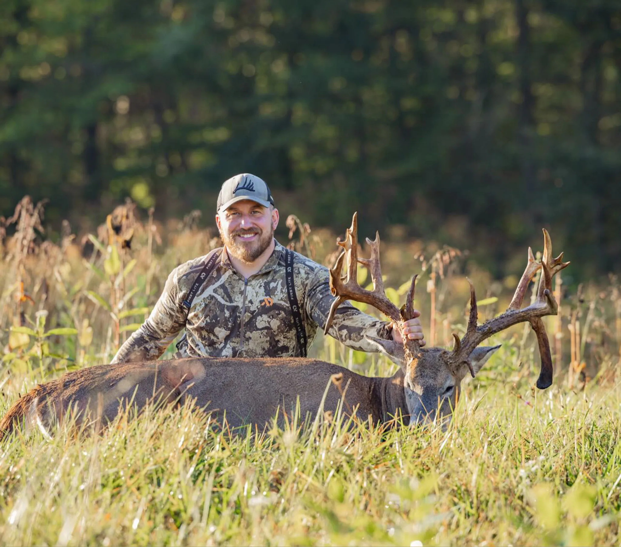 Un chasseur avec un gros mâle droptine capturé dans l'Ohio.