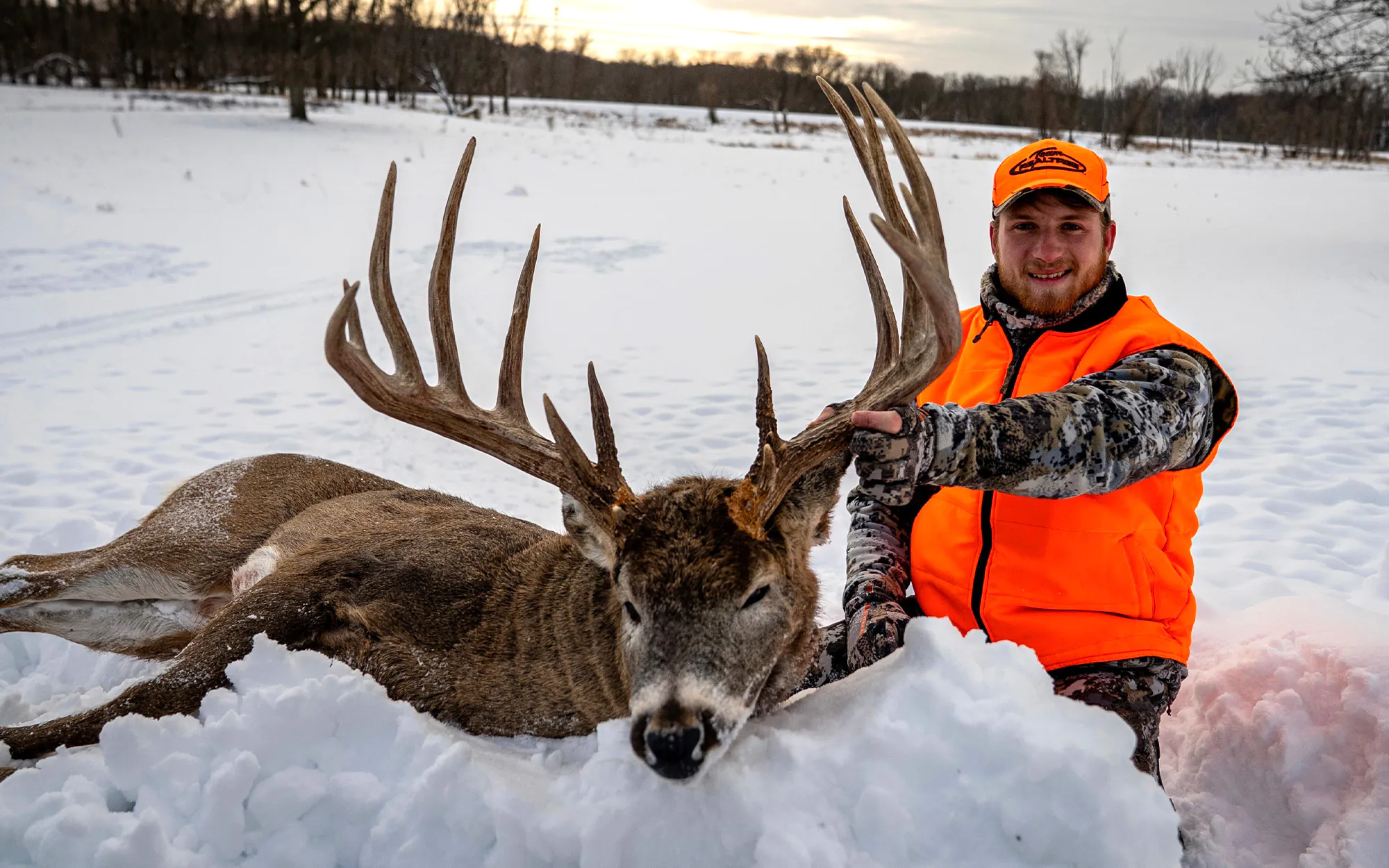 Un chasseur du Wisconsin et un énorme mâle typique.