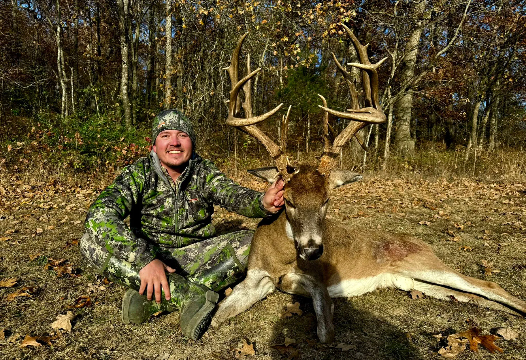 Un chasseur à l'arc avec un énorme mâle du Missouri à 34 points.