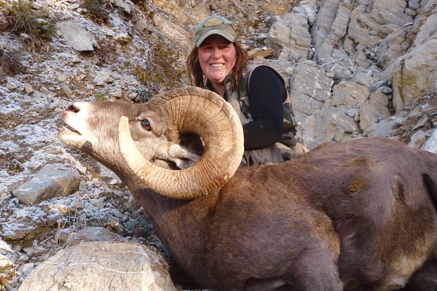 chasseur avec mouflon d'Amérique