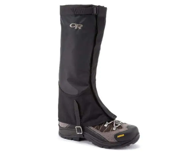 La plupart des guêtres hautes sont conçues pour être portées avec des bottes dotées d'arceaux pour le passage de la sangle.