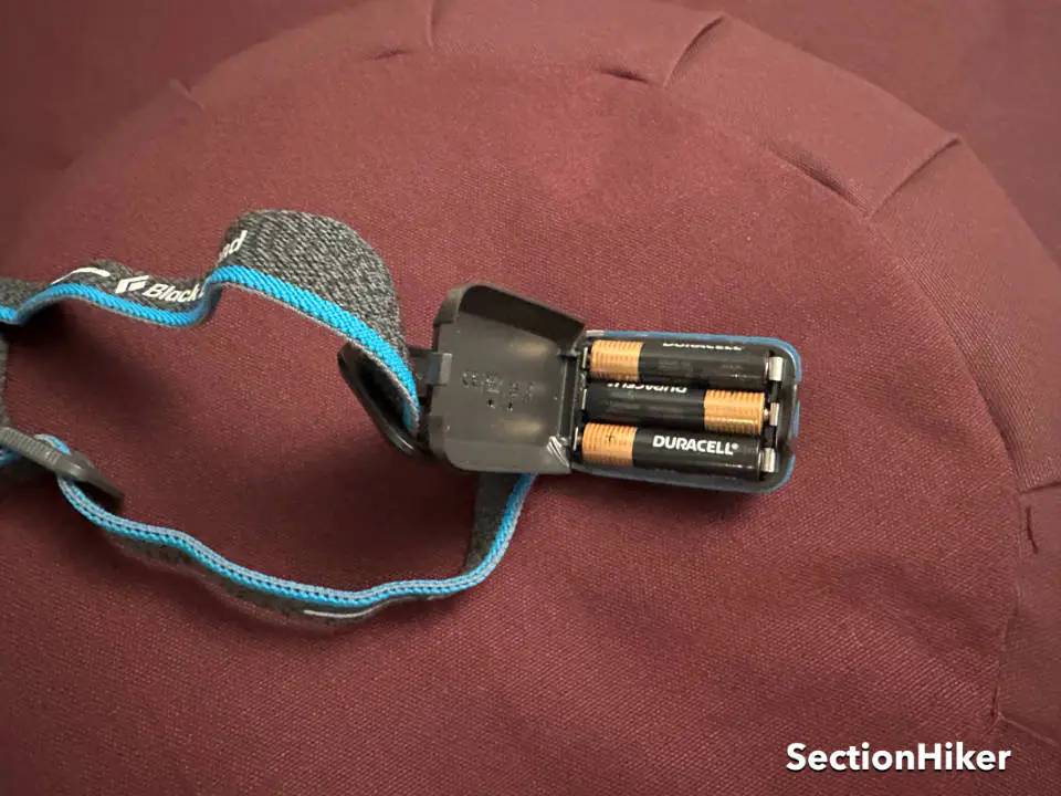 Bien que la Spot soit commercialisée comme une lampe frontale à double alimentation, elle ne fonctionne qu'avec des piles AAA, sauf si vous achetez la batterie lithium-ion rechargeable supplémentaire.