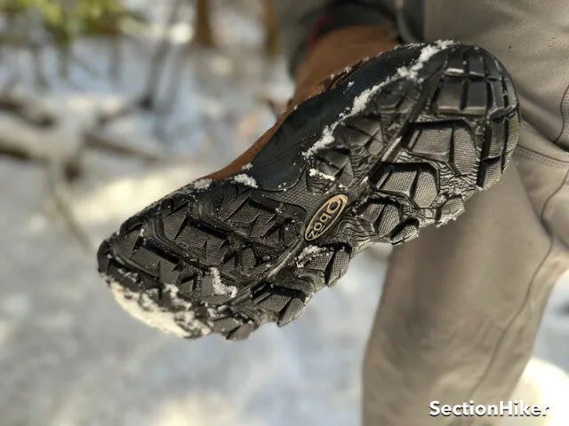 Le Bridger 10 est doté d'une semelle à crampons agressifs qui offre une excellente traction sur la neige fondante et la neige.