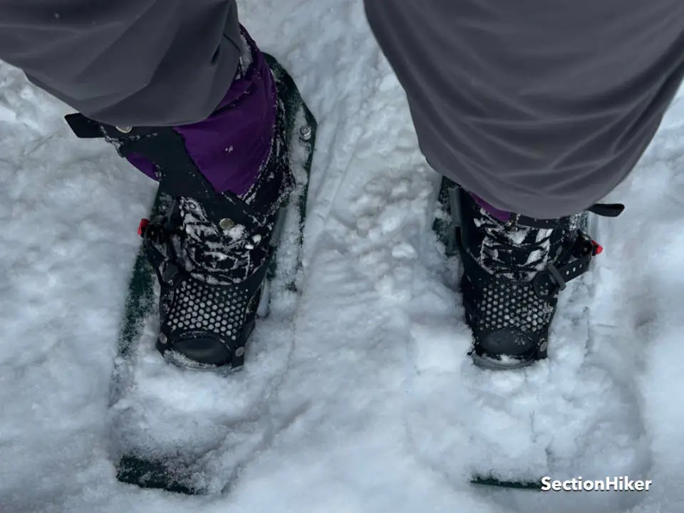 La pointe Bridger est suffisamment rigide pour résister à la compression des fixations de raquettes et des fixations en élastomère des aides à la traction comme les microspikes.