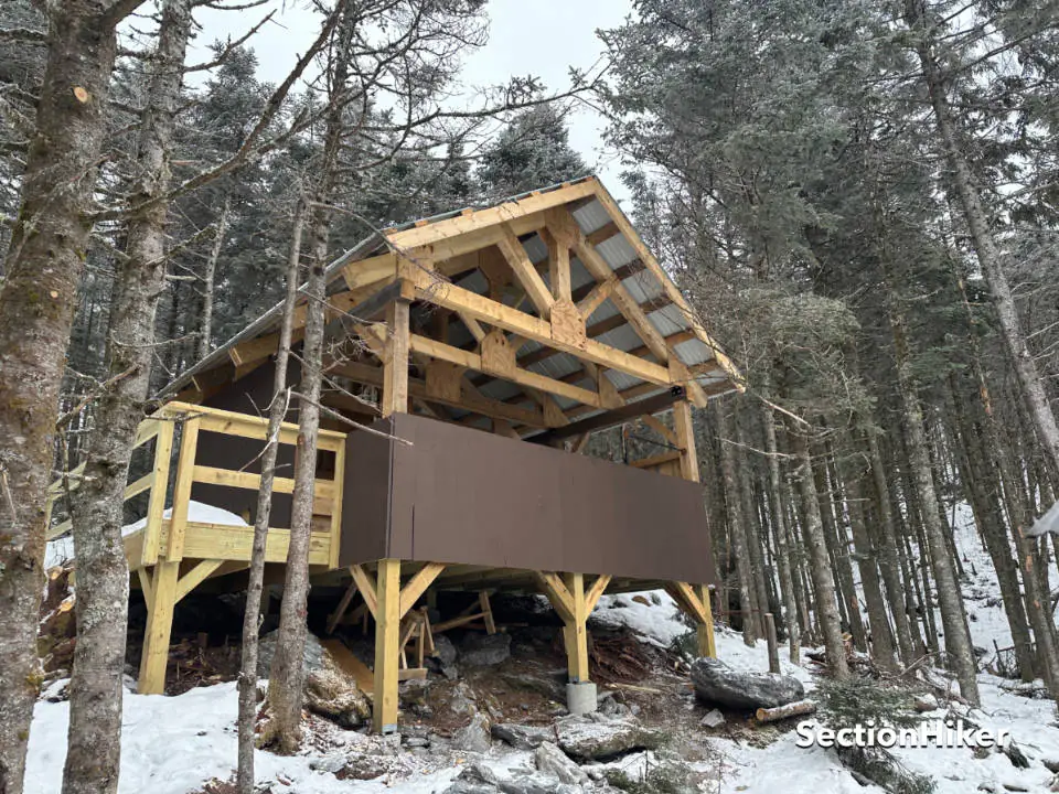 Alors que l'ancien abri Battell est toujours debout et utilisé, un nouveau a été construit sur la colline au-dessus. 