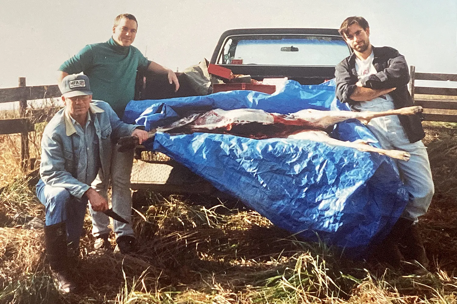 les chasseurs posent autour du plateau du camion avec des cerfs