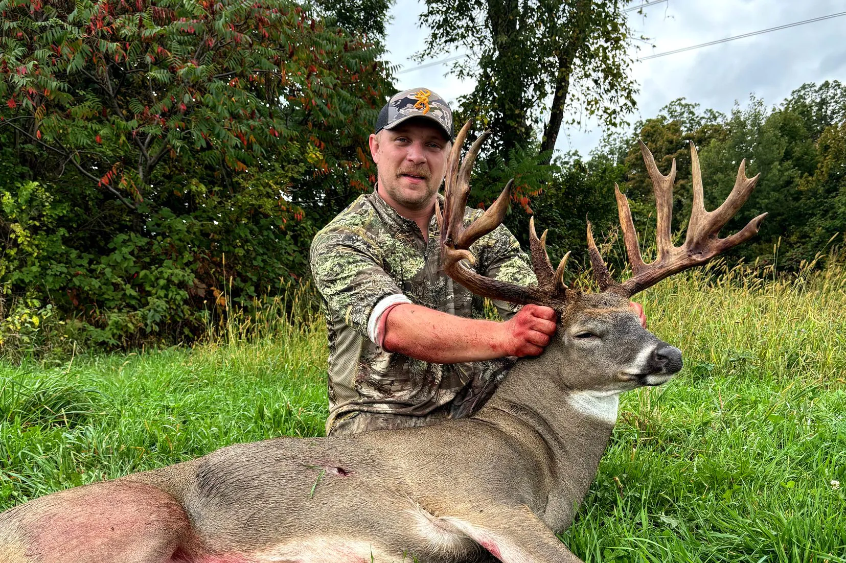 Un chasseur à l'arc s'agenouille derrière un gros mâle dans le Wisconsin.