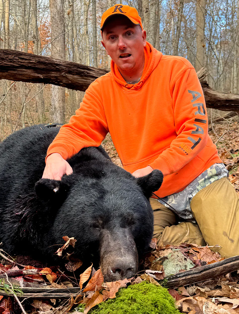 Un chasseur avec un gros ours noir de Pennsylvanie.