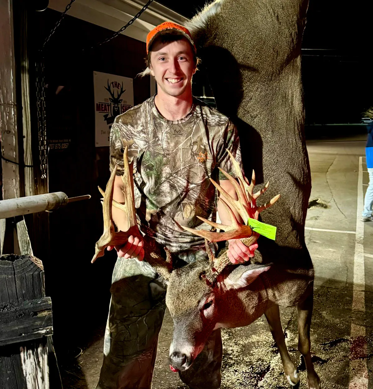 Un chasseur tient la tête d’un mâle géant atypique du Maine