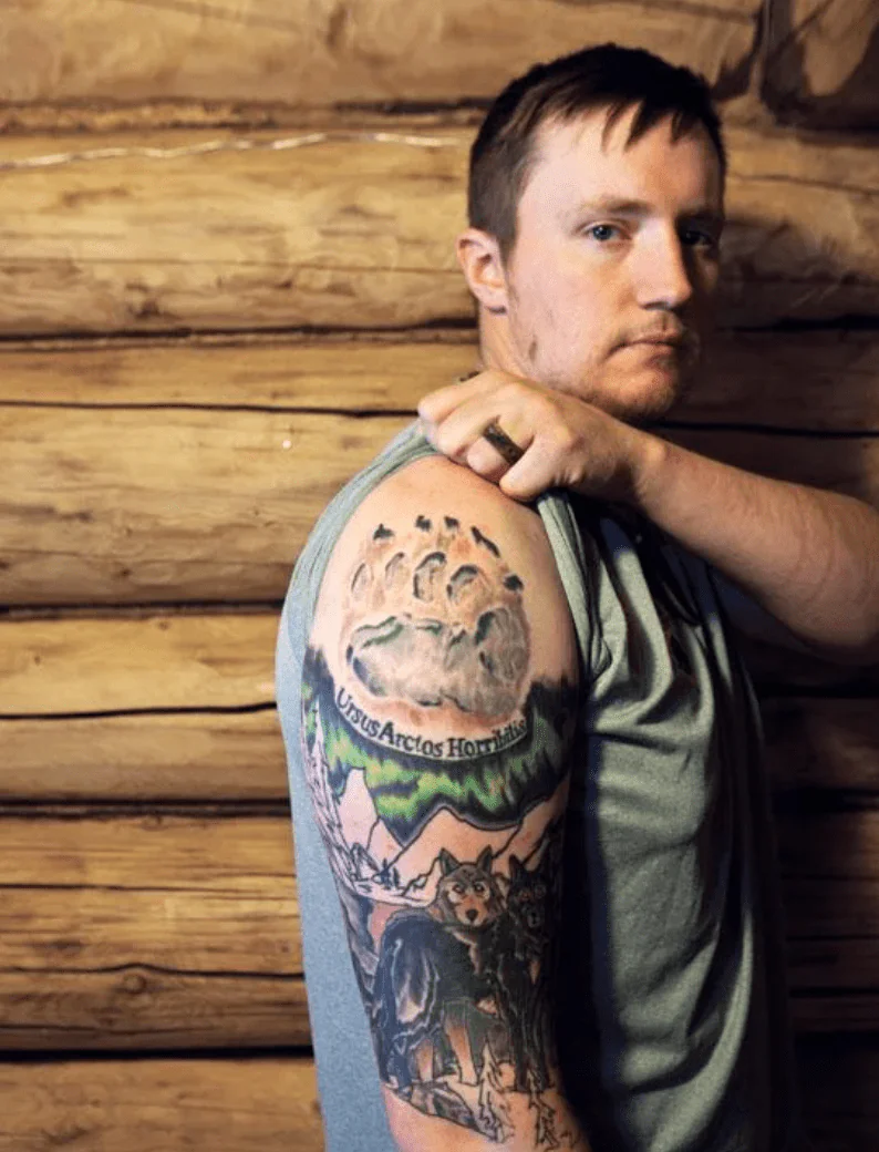 Tatouage d'ours grizzly.