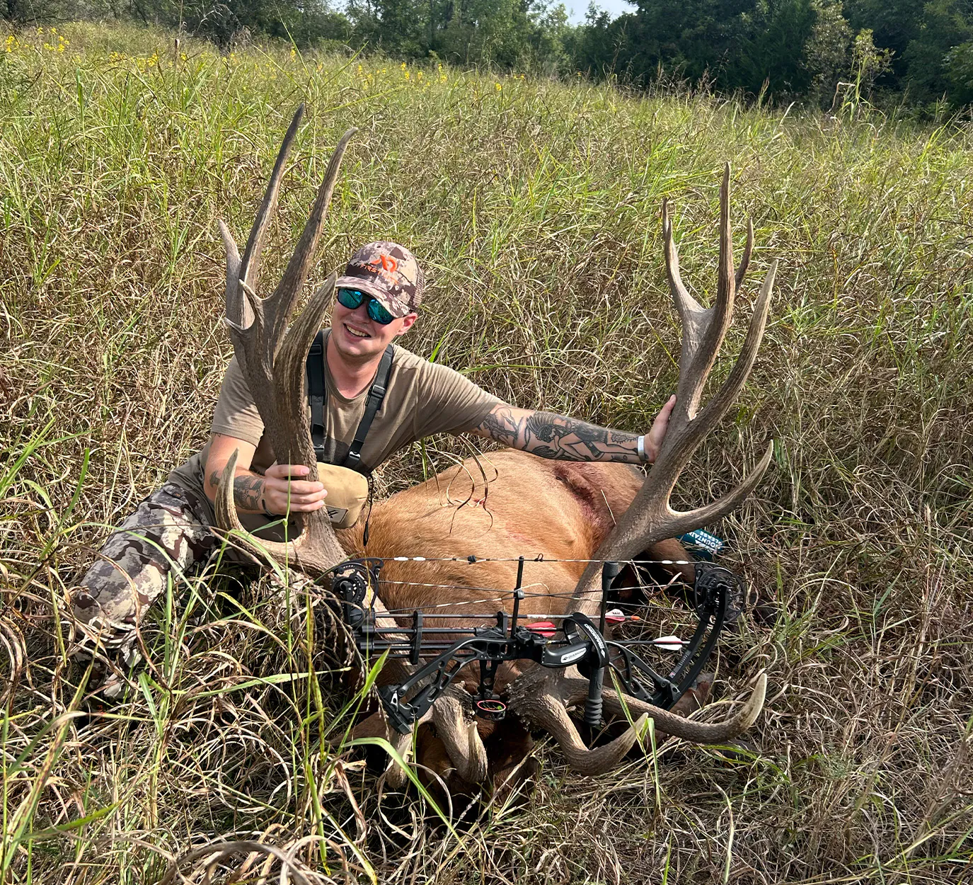 Un chasseur à l'arc avec un énorme wapiti d'Oklahoma.