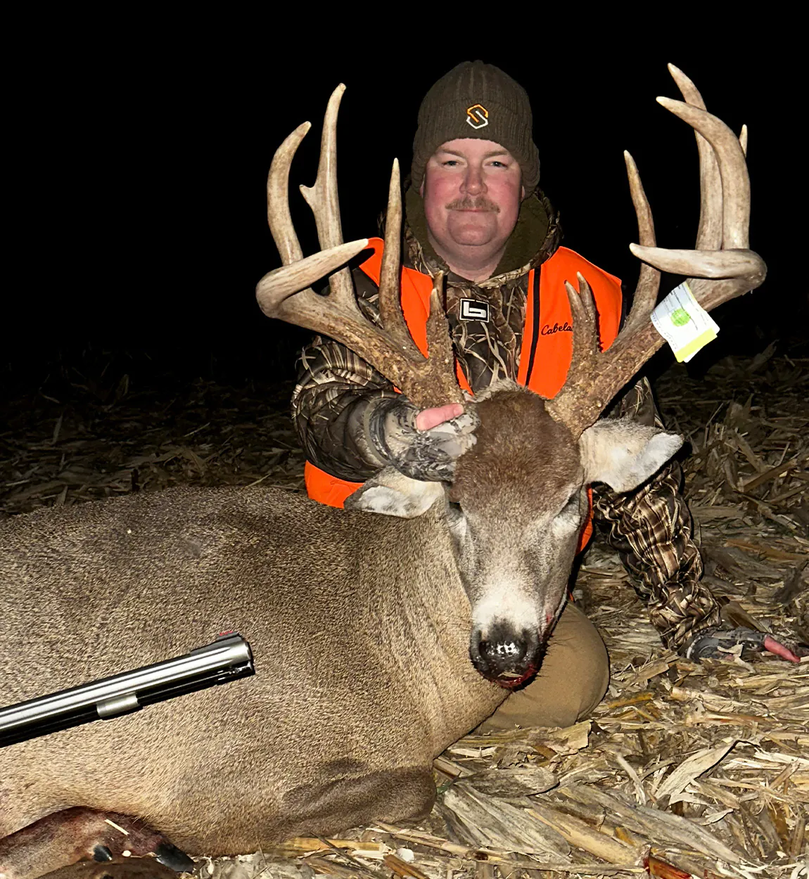 Un chasseur à chargement par la bouche avec un gros mâle de l'Iowa.