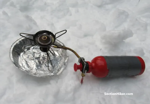 Un moule à tarte constitue un excellent support pour une cuisinière à gaz blanche