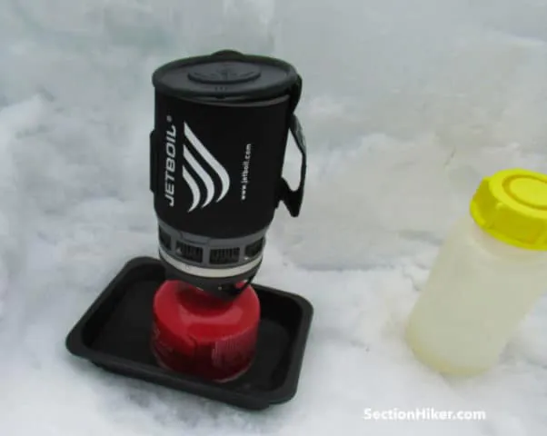 Mettez votre cartouche d'isobutane dans un plat d'eau chaude lorsque vous l'utilisez par temps froid. 