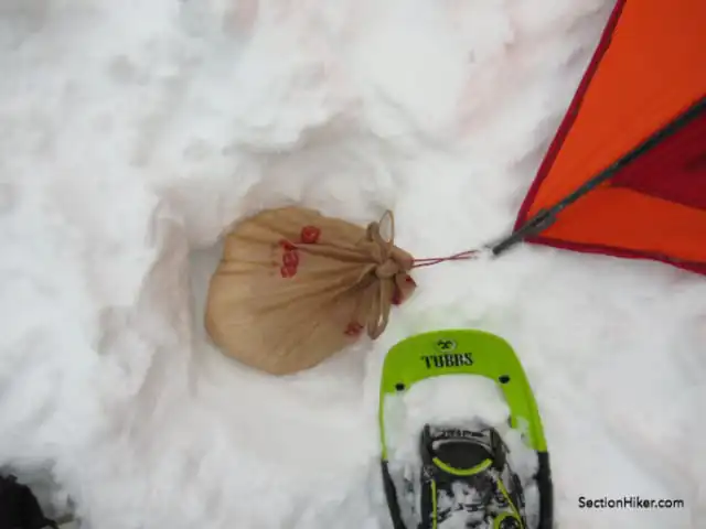 Les sacs de supermarché en plastique constituent d'excellents points d'ancrage à neige pour jalonner votre tente.