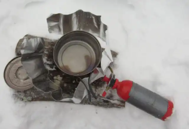Enroulez du ruban adhésif autour des bouteilles de carburant liquide pour aider à prévenir les engelures par temps glacial.