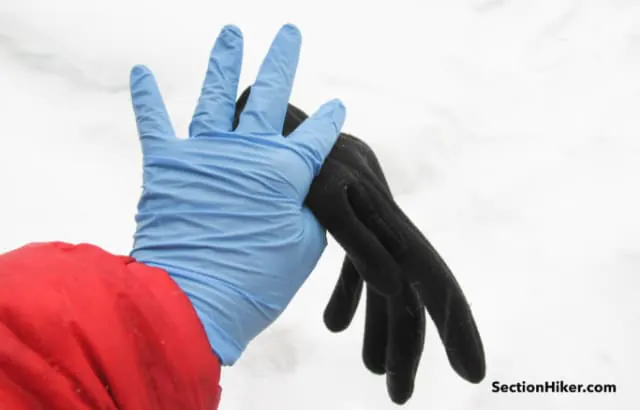 Portez des gants d'examen sous les gants et mitaines en polaire pour éviter que la sueur ne les imprègne.