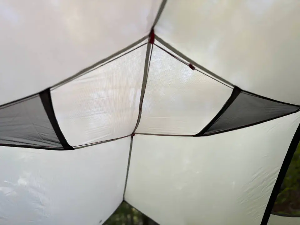La tente est dotée de poches au plafond en filet et d'une corde à linge.