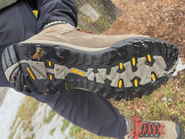 La semelle offre une bonne traction sur les surfaces mouillées