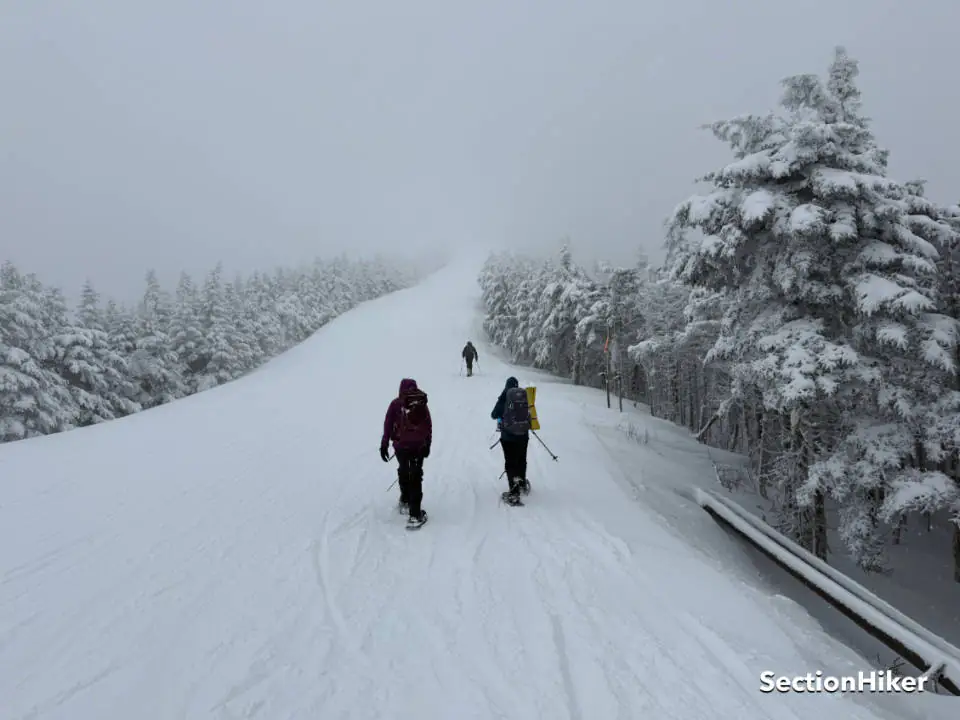 Nous avons commencé à faire de la raquette sur la piste de ski.