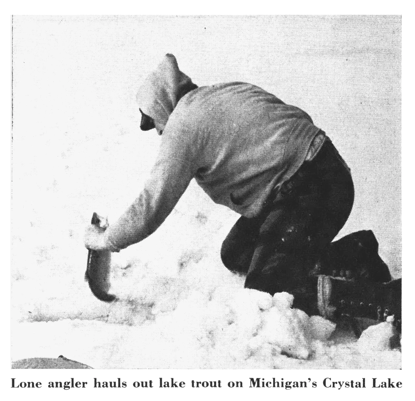 Photo en noir et blanc d’un homme sortant un poisson de la glace.