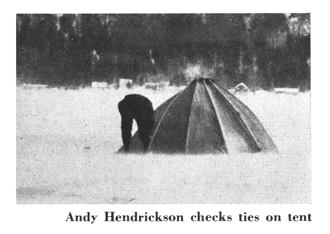 Une vieille photo d'un abri de pêche sur glace.