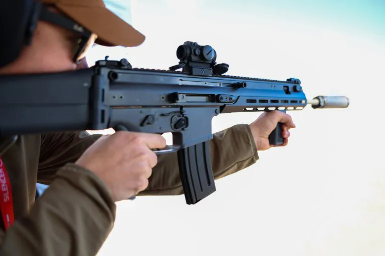 Tir du FN SCAR au stand de tir.
