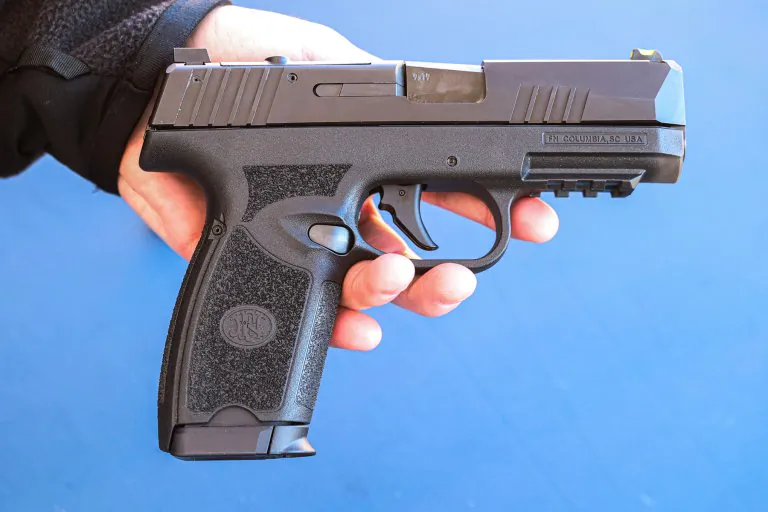 Le pistolet FN 309 sur fond bleu