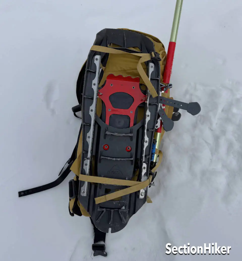 Les sangles de compression latérales sont suffisamment longues pour attacher facilement les raquettes sur le côté du sac.