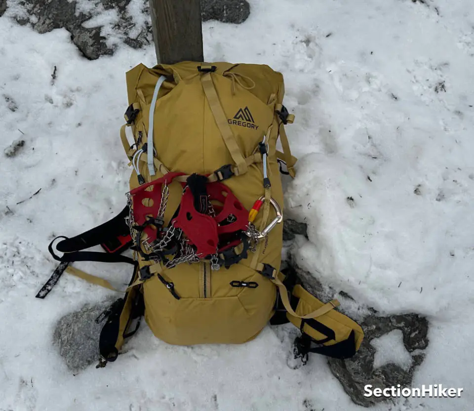 Le sac n'a pas de poche à crampons pour transporter des aides à la traction