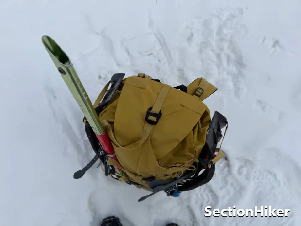 Le haut du sac se ferme par un rabat maintenu par une boucle métallique