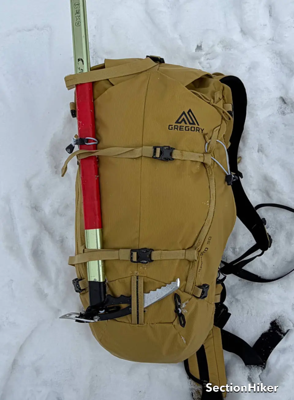 Le sac est livré avec deux sangles supplémentaires qui sont attachées à des chaînes en guirlande qui descendent sur le devant.